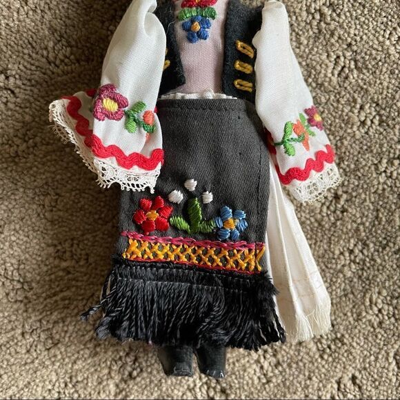 Vintage 70s Handmade Hungarian Doll in Traditional Costume - Picture 3 of 11